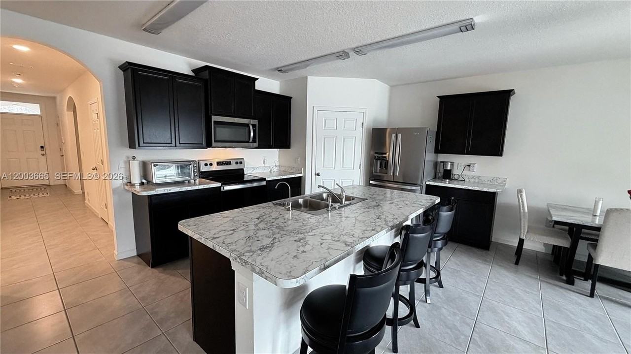 2402 Se Gillette Ave - Photo 5 of 22