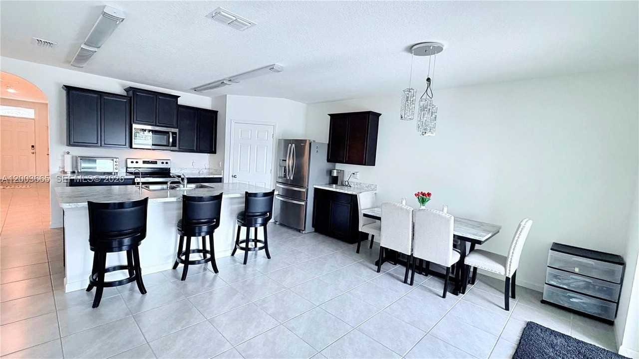 2402 Se Gillette Ave - Photo 6 of 22