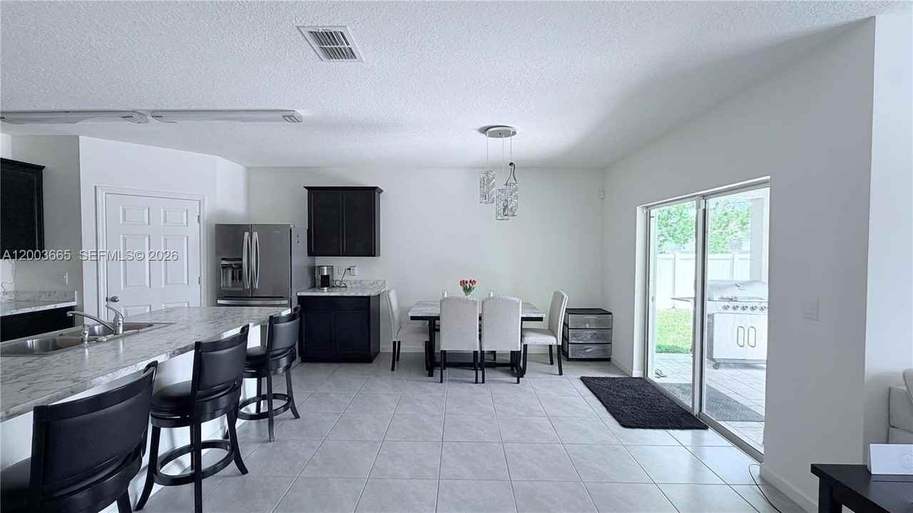 2402 Se Gillette Ave - Photo 7 of 22