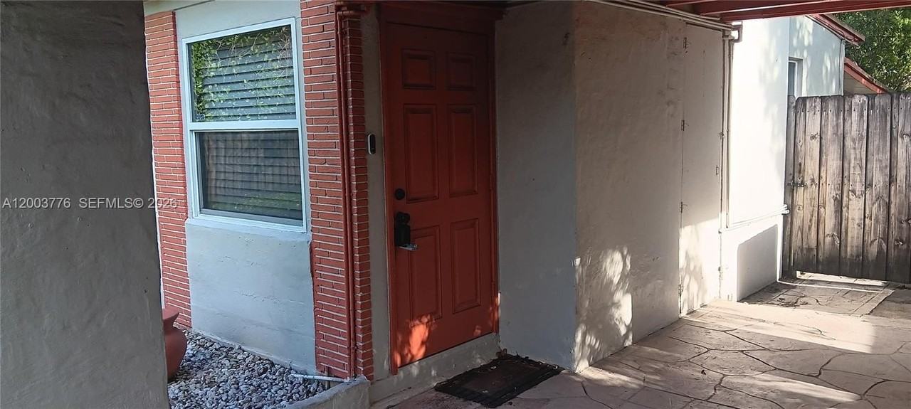 1600 Sw 14th St - Photo 2 of 23