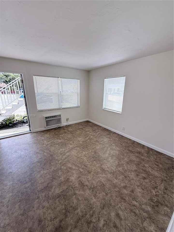 801 N H St #1 - Photo 3 of 12