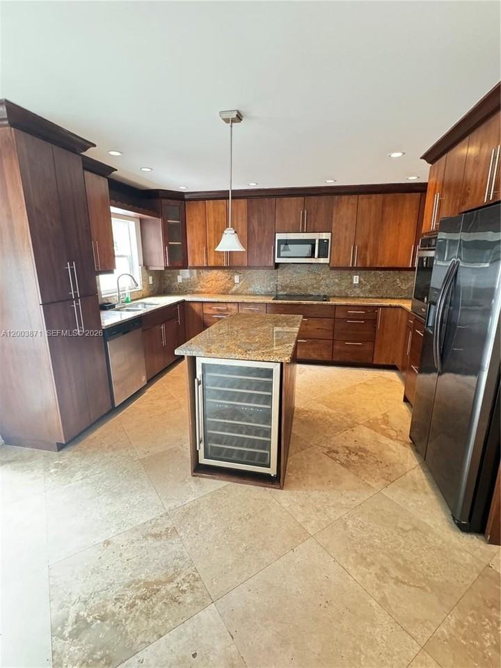 3920 Woodside Dr #2
