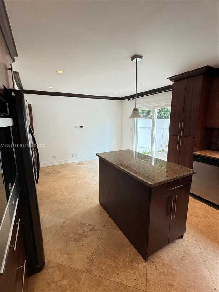 3920 Woodside Dr #2 - Photo 4 of 38