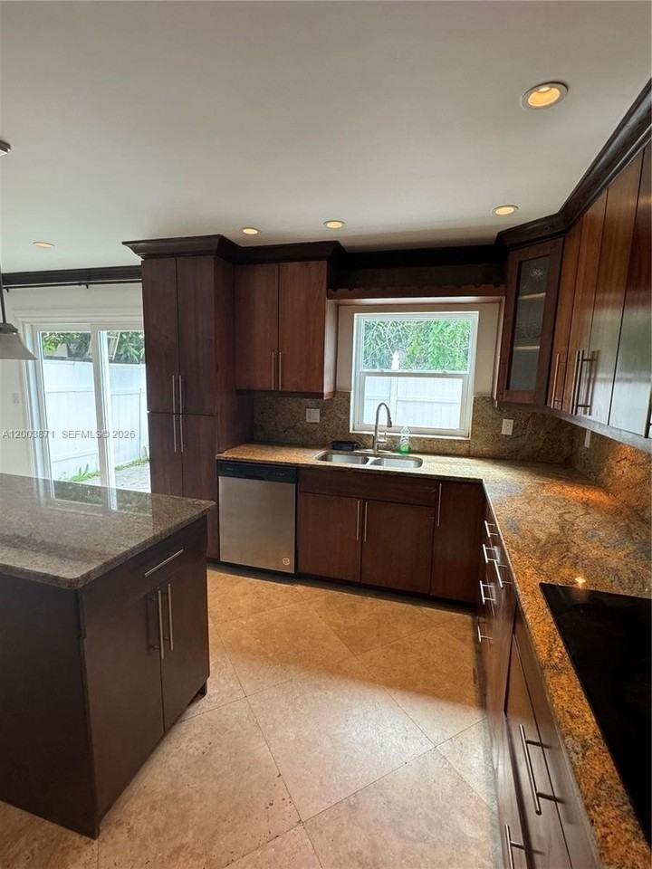 3920 Woodside Dr #2 - Photo 5 of 38