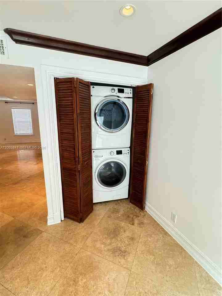 3920 Woodside Dr #2 - Photo 7 of 38