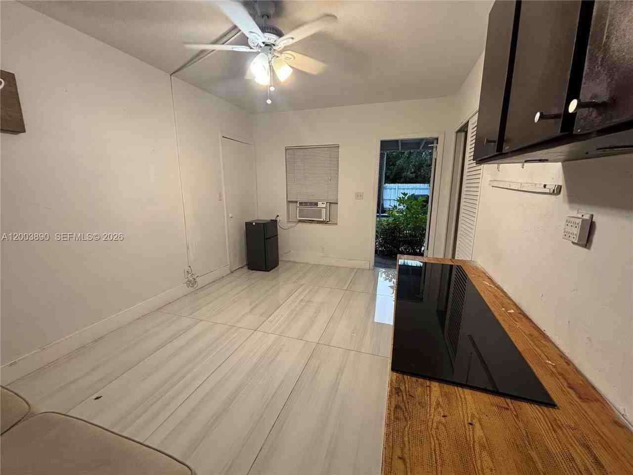 250 Se Park St #3 - Photo 4 of 5
