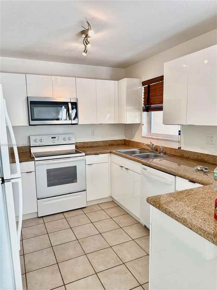 2206 Nw 170th Ave - Photo 6 of 20