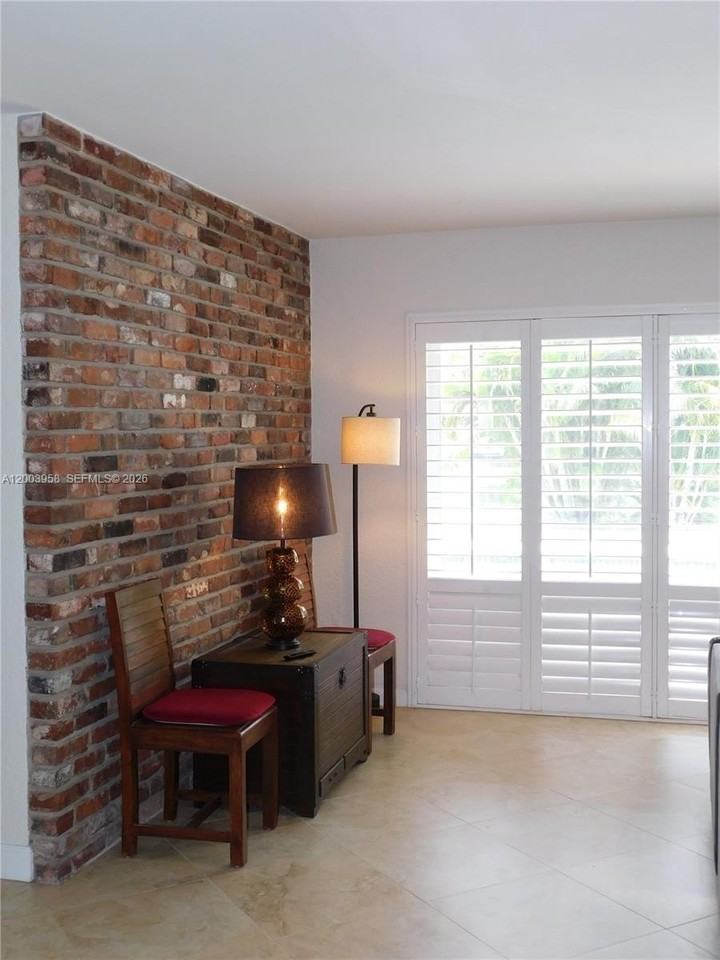 108 Ne 30th St - Photo 4 of 50