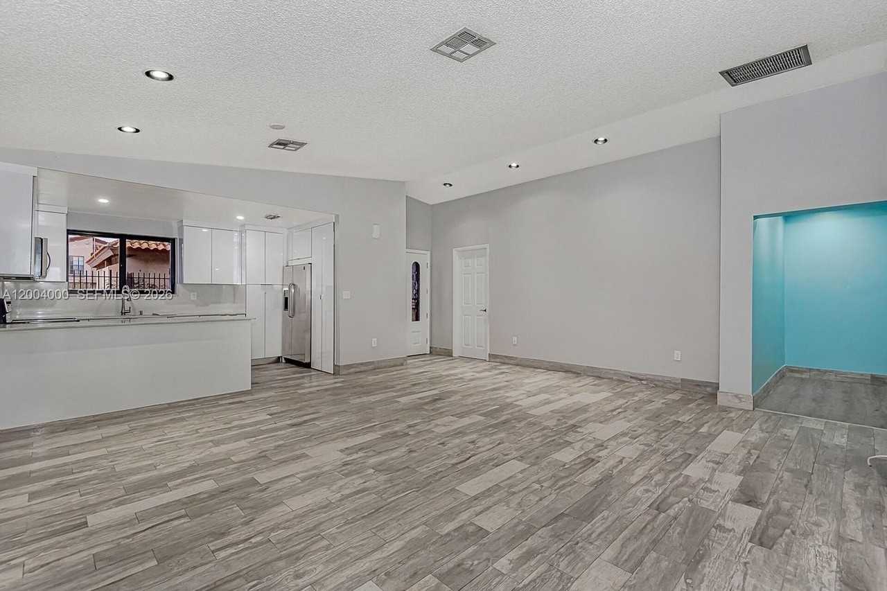 740 Nw 105th Pl #A6 - Photo 5 of 26