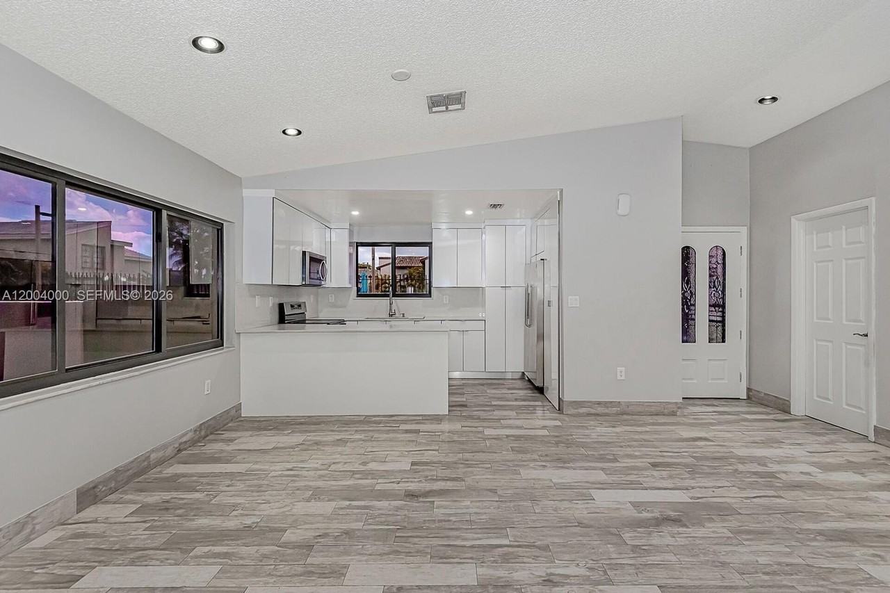 740 Nw 105th Pl #A6 - Photo 6 of 26