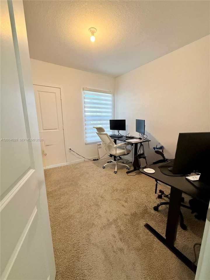 487 Ne 5th St - Photo 4 of 17