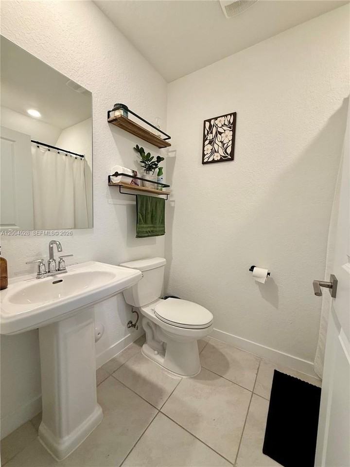 487 Ne 5th St - Photo 5 of 17