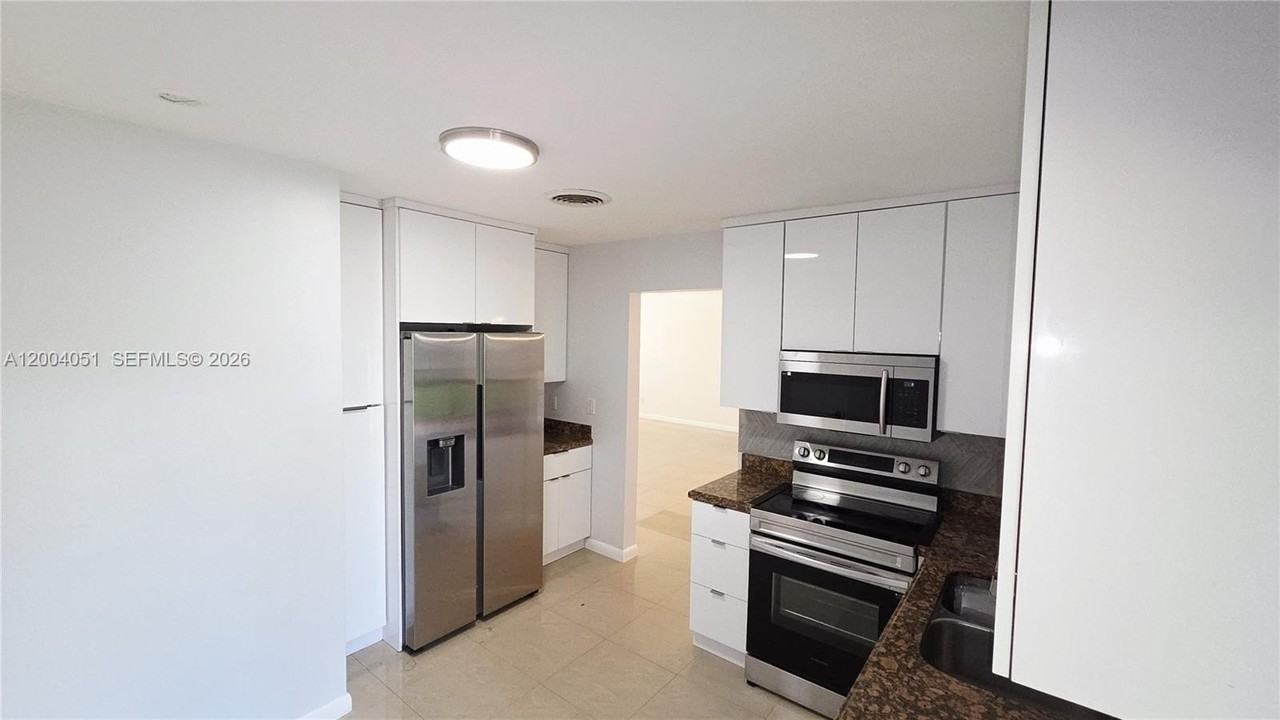 670 Ne 179th Ter - Photo 4 of 13