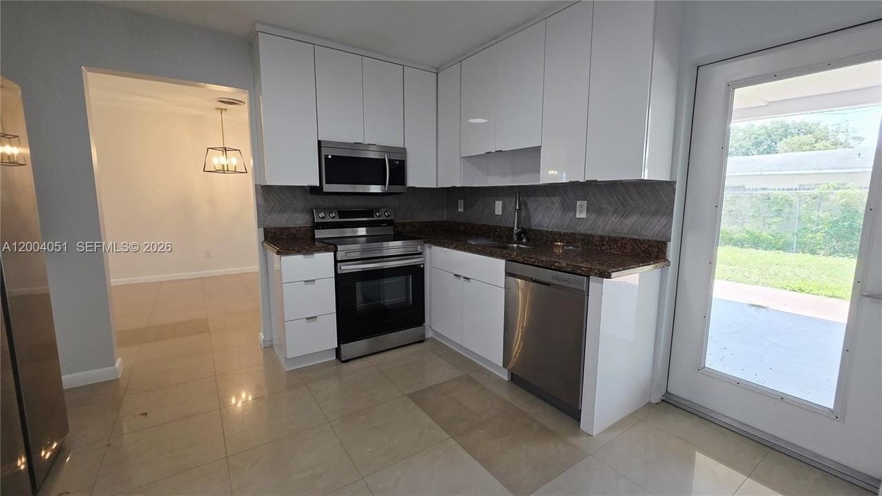 670 Ne 179th Ter - Photo 5 of 13