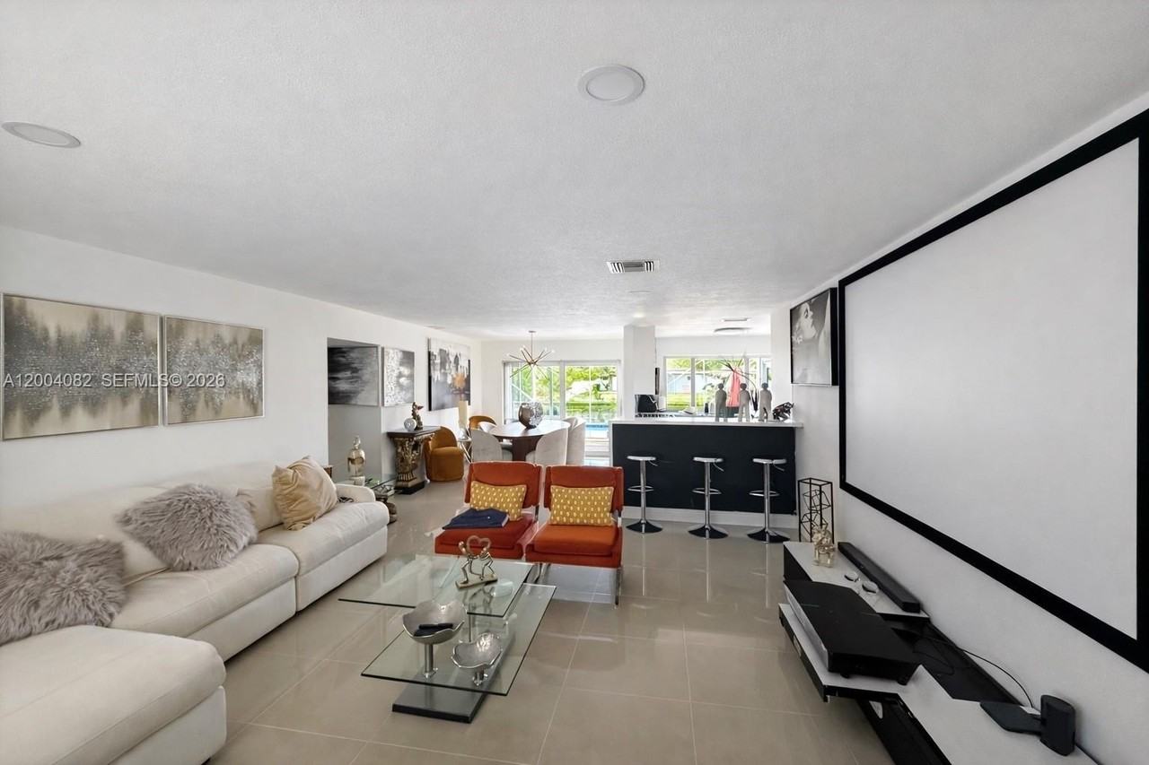 8085 Nw 21st St - Photo 3 of 9