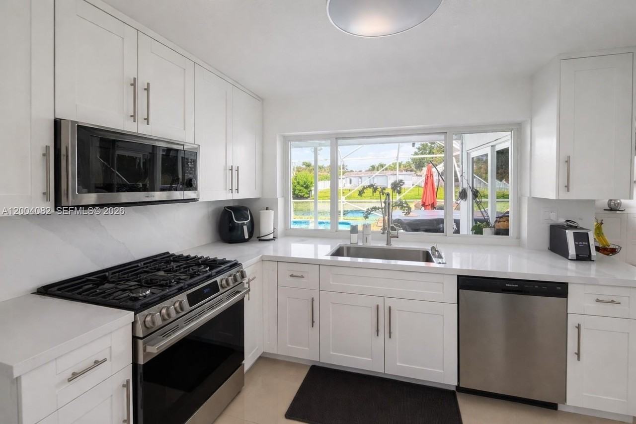 8085 Nw 21st St - Photo 5 of 9