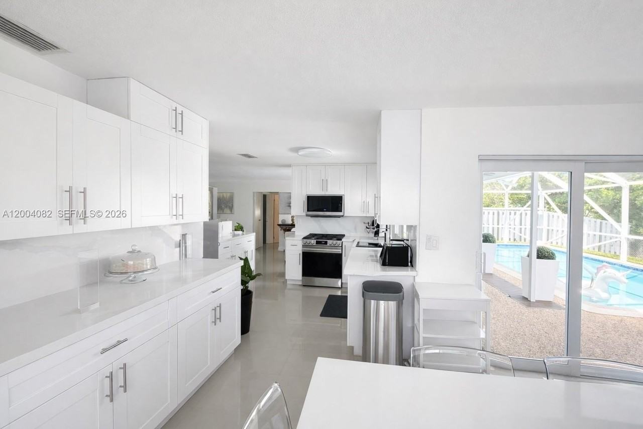 8085 Nw 21st St - Photo 6 of 9