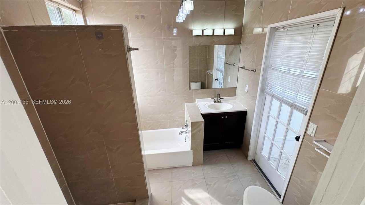 165 Ne 162nd St #B - Photo 4 of 11