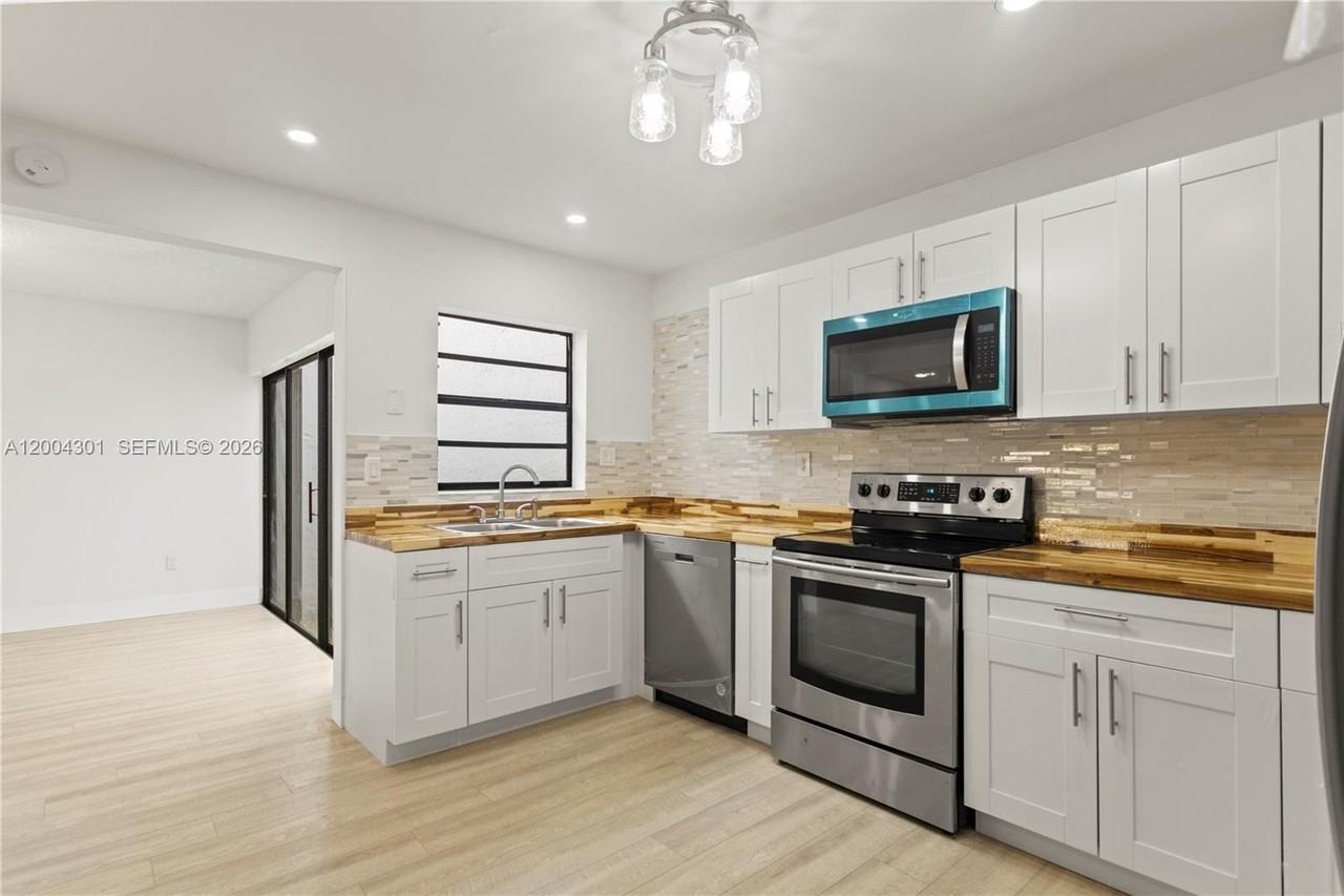 6745 Nw 169th St #G - Photo 4 of 29