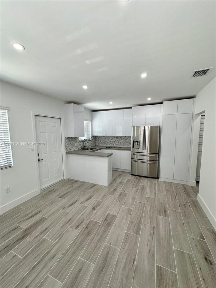 551 Sw 57th Ave #1 - Photo 2 of 24