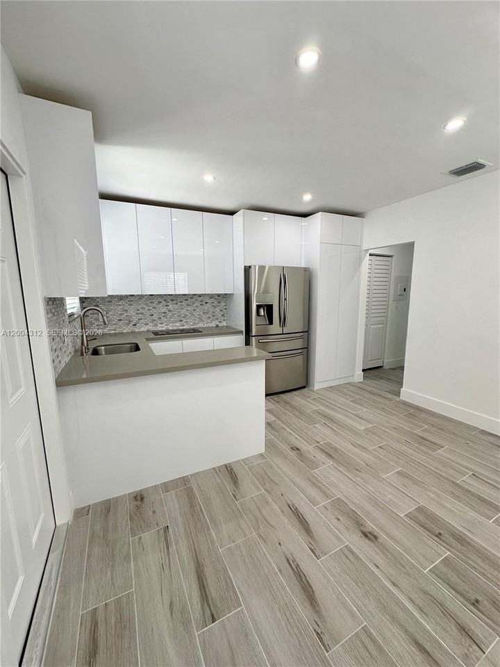 551 Sw 57th Ave #1 - Photo 3 of 24
