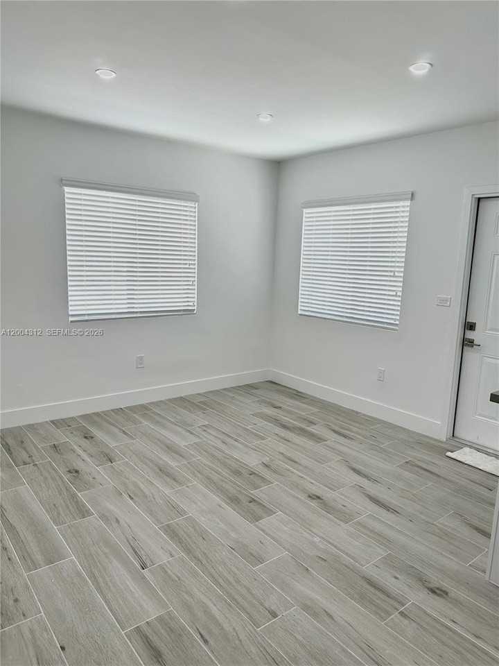 551 Sw 57th Ave #1 - Photo 4 of 24