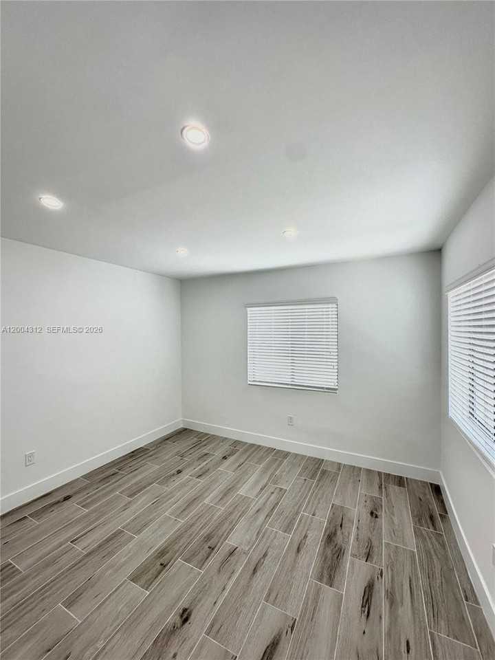551 Sw 57th Ave #1 - Photo 5 of 24