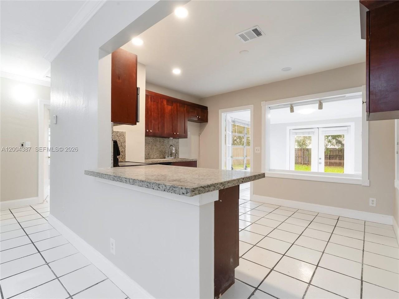 1125 Ne 10th Ave - Photo 5 of 14