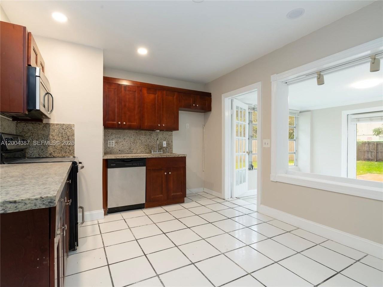 1125 Ne 10th Ave - Photo 6 of 14