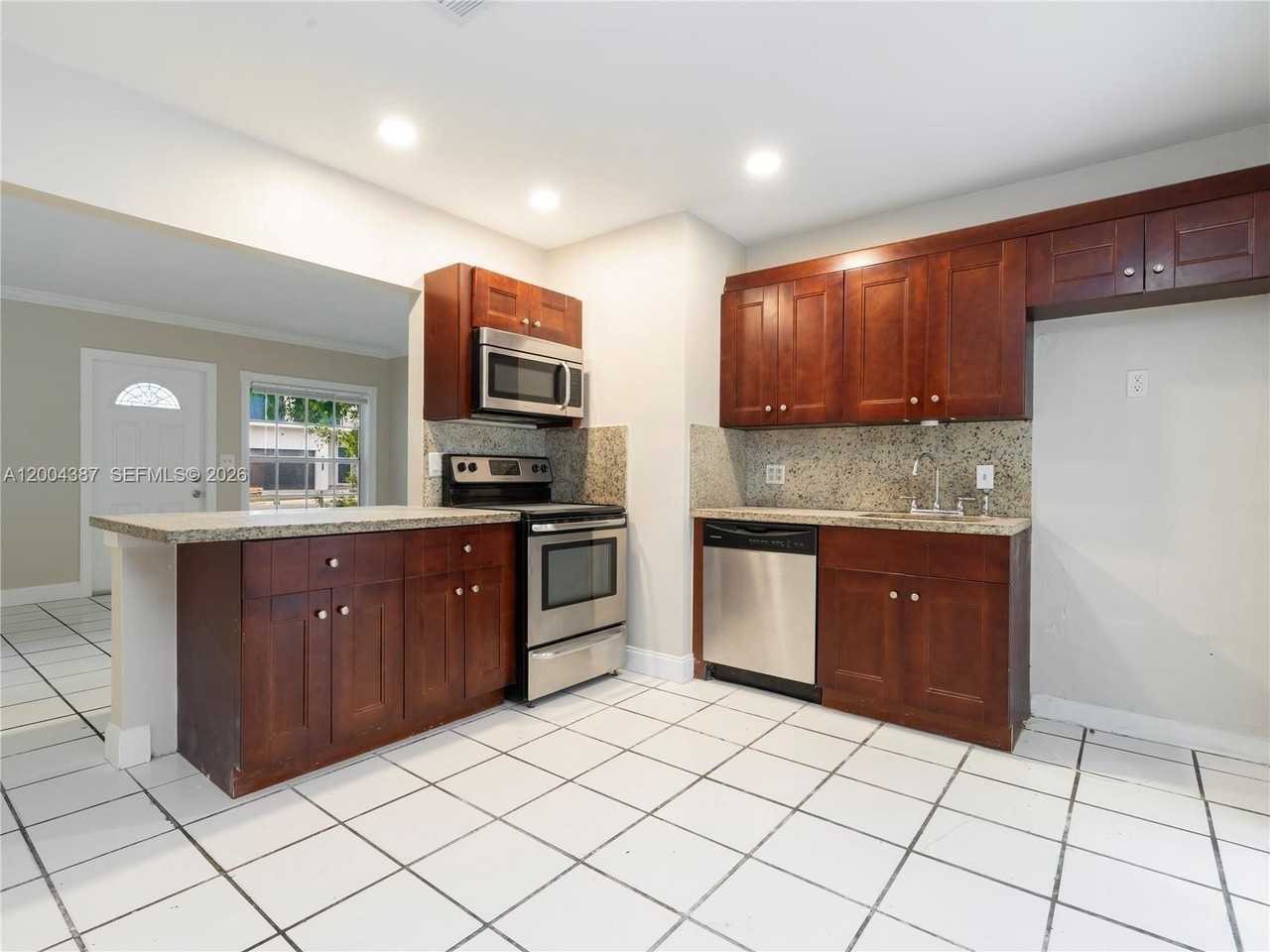 1125 Ne 10th Ave - Photo 7 of 14