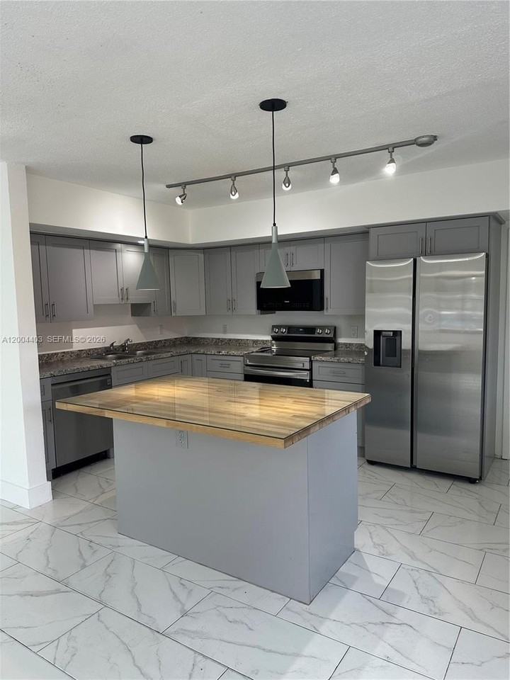 220 Sw 8th Ave #1-2 - Photo 7 of 17