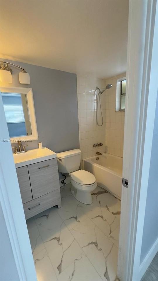 1421 Nw 45th St #5 - Photo 4 of 8