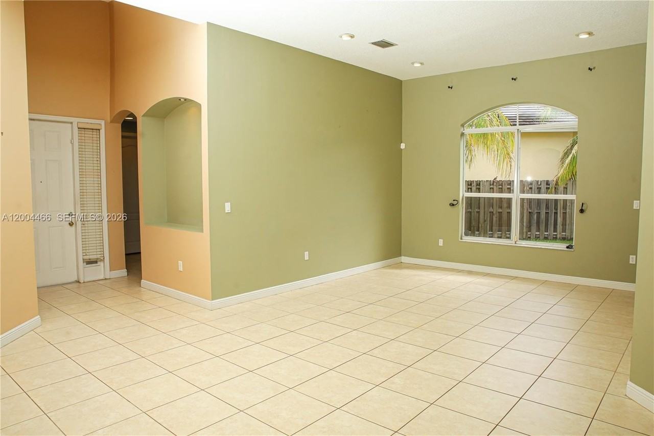 3488 Ne 1st St #3488 - Photo 2 of 19