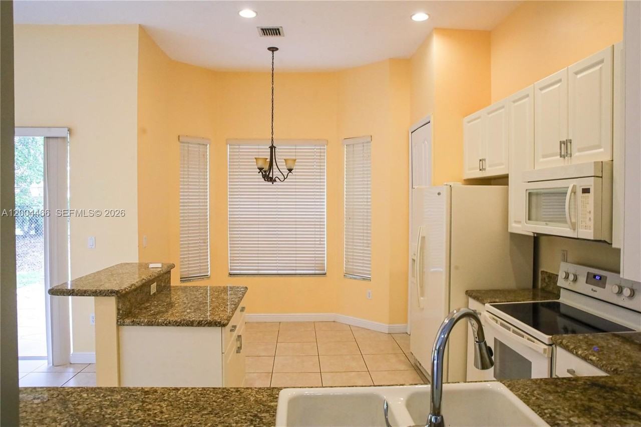 3488 Ne 1st St #3488 - Photo 5 of 19