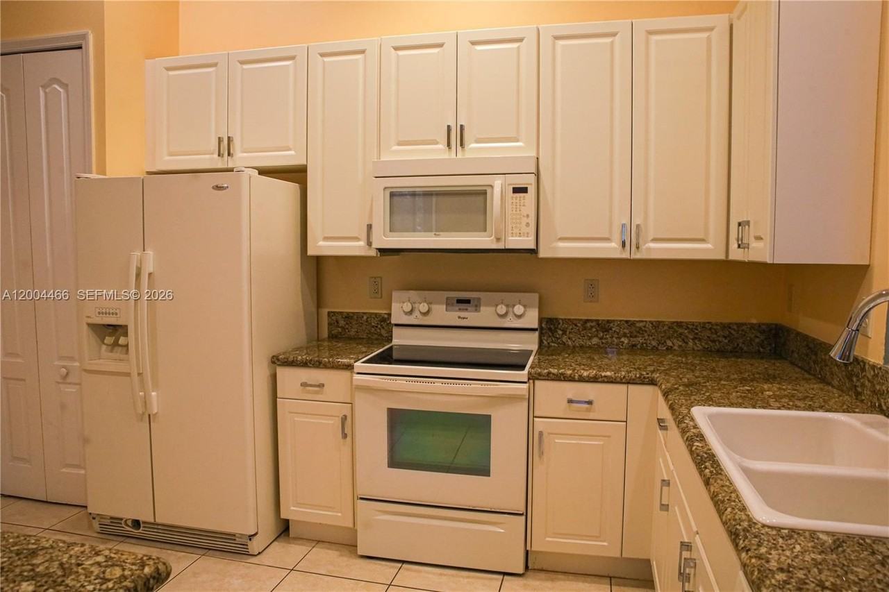 3488 Ne 1st St #3488 - Photo 6 of 19