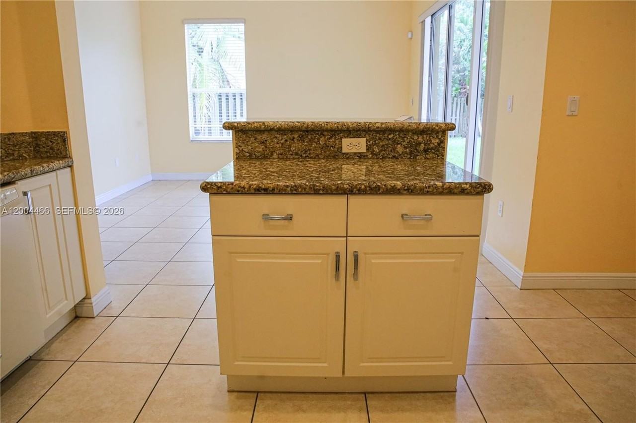 3488 Ne 1st St #3488 - Photo 7 of 19