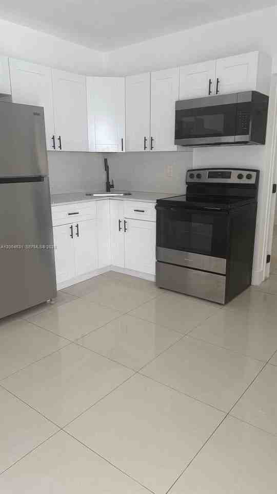 1800 Nw 18th Ter #2 - Photo 2 of 11