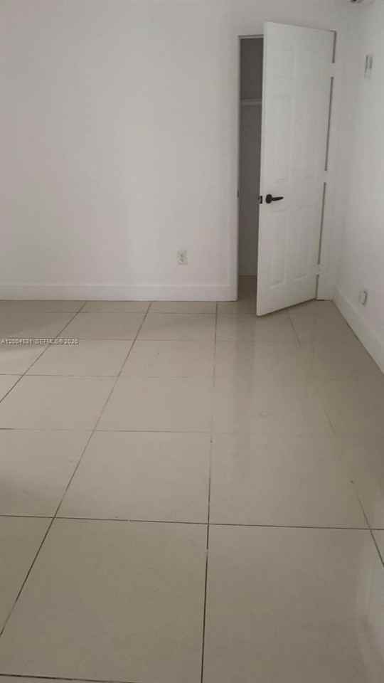 1800 Nw 18th Ter #2 - Photo 4 of 11
