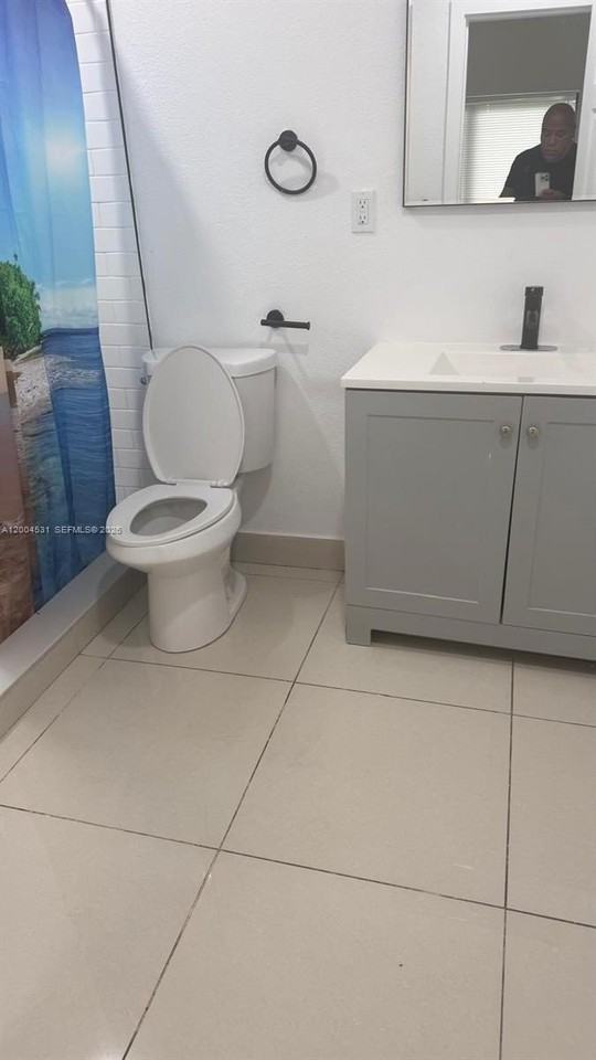 1800 Nw 18th Ter #2 - Photo 5 of 11