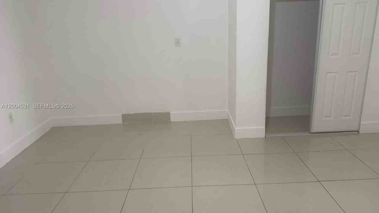 1800 Nw 18th Ter #2 - Photo 6 of 11