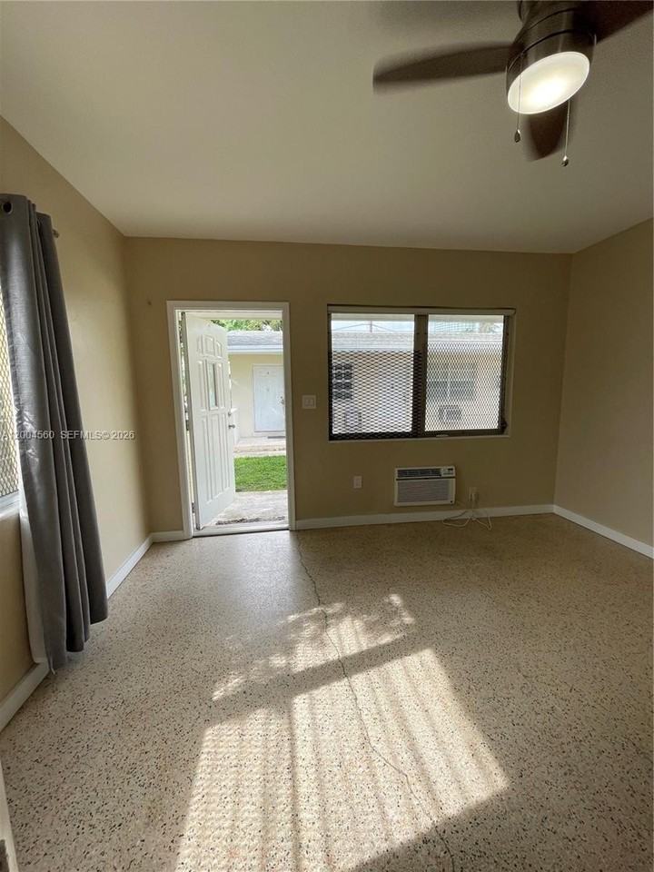 940 Sw 10th St #4 - Photo 2 of 7