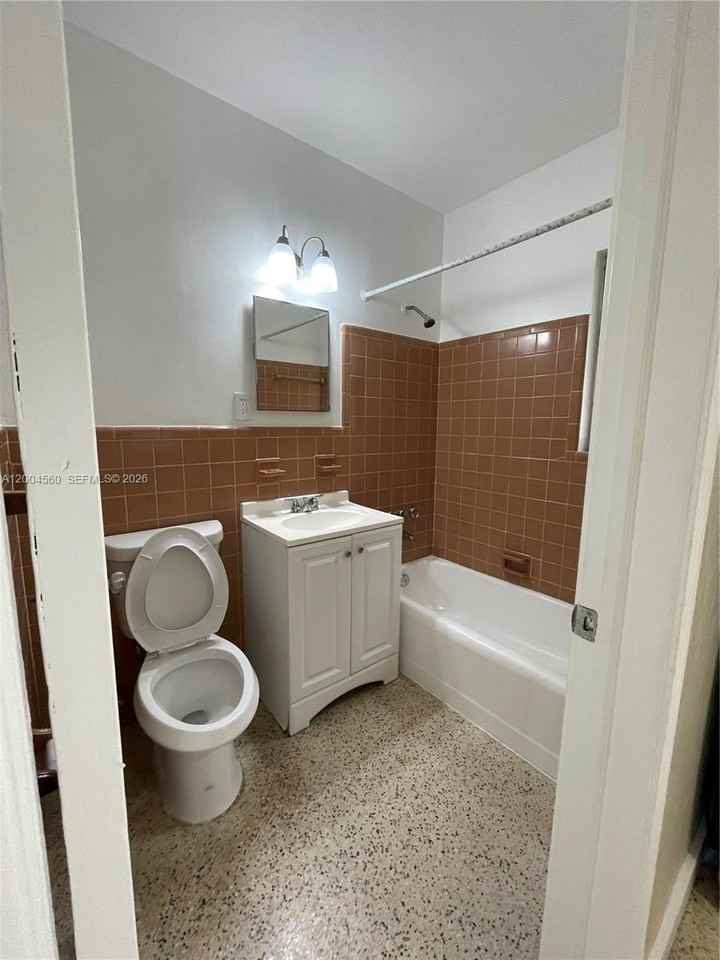 940 Sw 10th St #4 - Photo 6 of 7