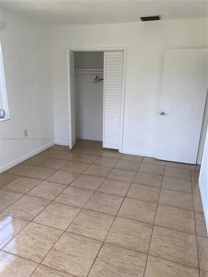 14315 Nw 12th Ave - Photo 7 of 21