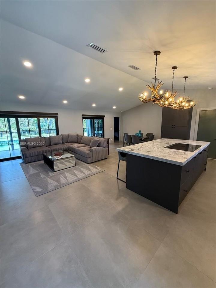 1304 Stratford St - Photo 2 of 30