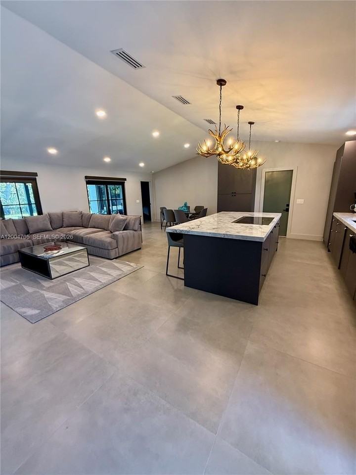 1304 Stratford St - Photo 3 of 30