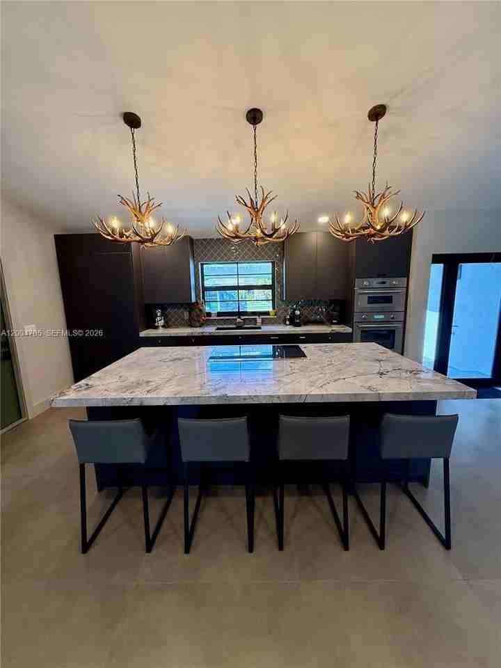 1304 Stratford St - Photo 4 of 30