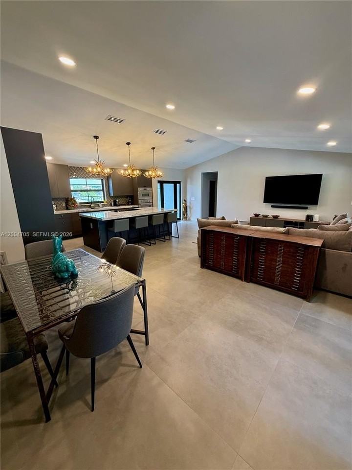 1304 Stratford St - Photo 6 of 30