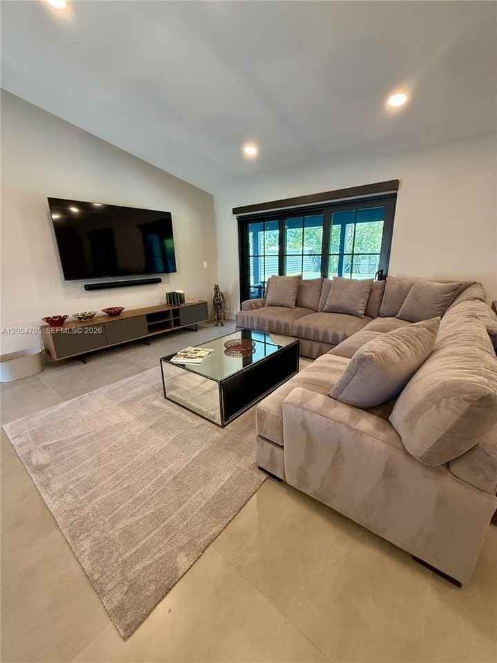 1304 Stratford St - Photo 7 of 30