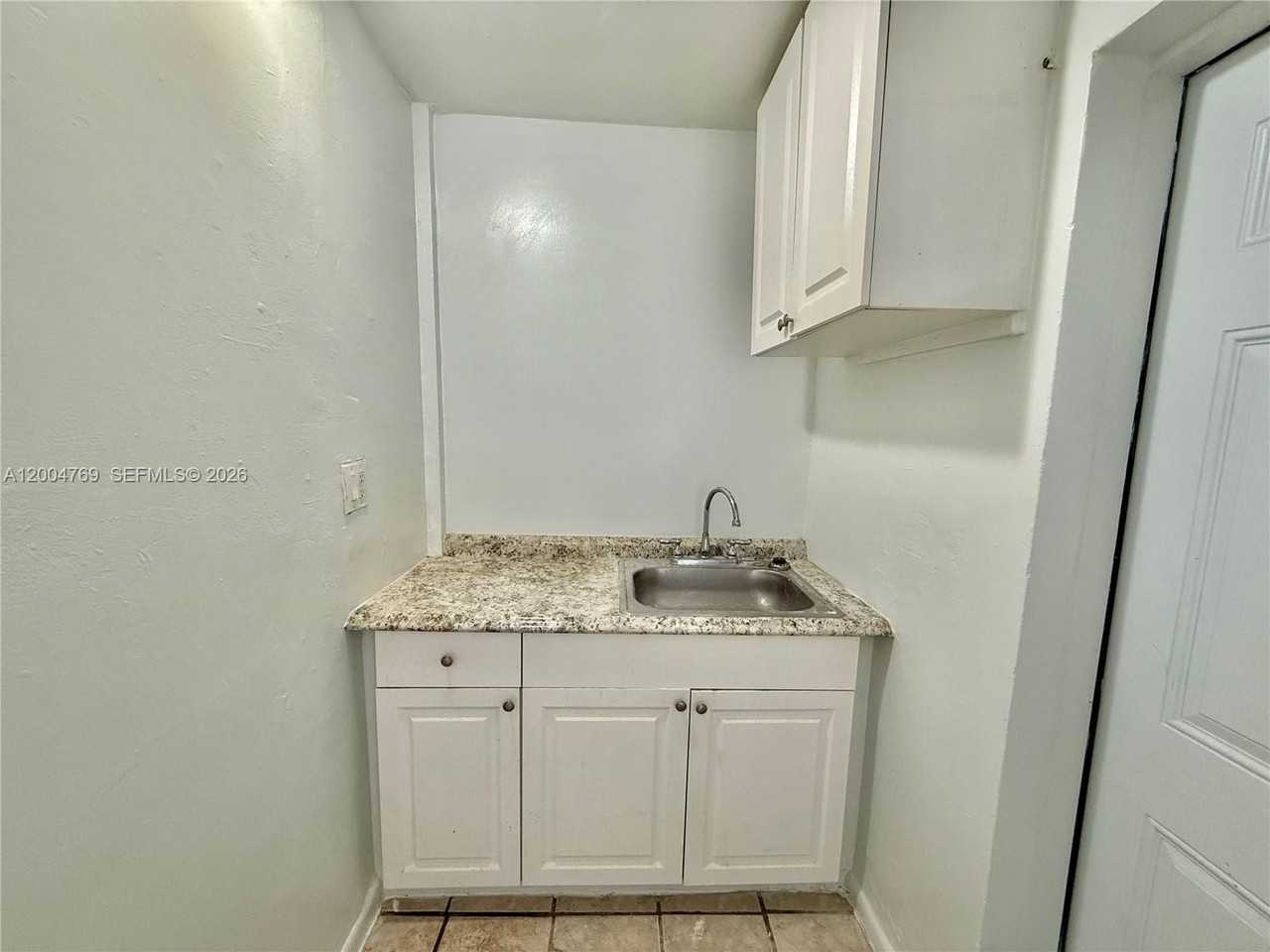 220 Ne 41st St #4 - Photo 3 of 3