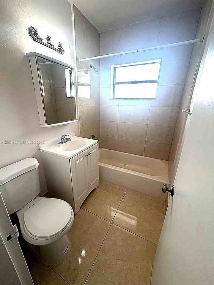 225 Madeira Ave #5 - Photo 6 of 8